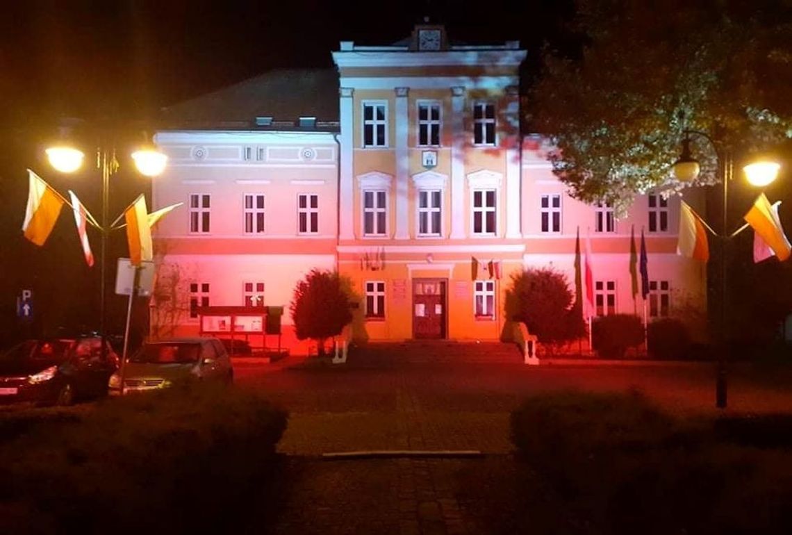 Urząd Miejski podświetlony na biało-czerwono Urząd Miejski podświetlony na biało-czerwono
