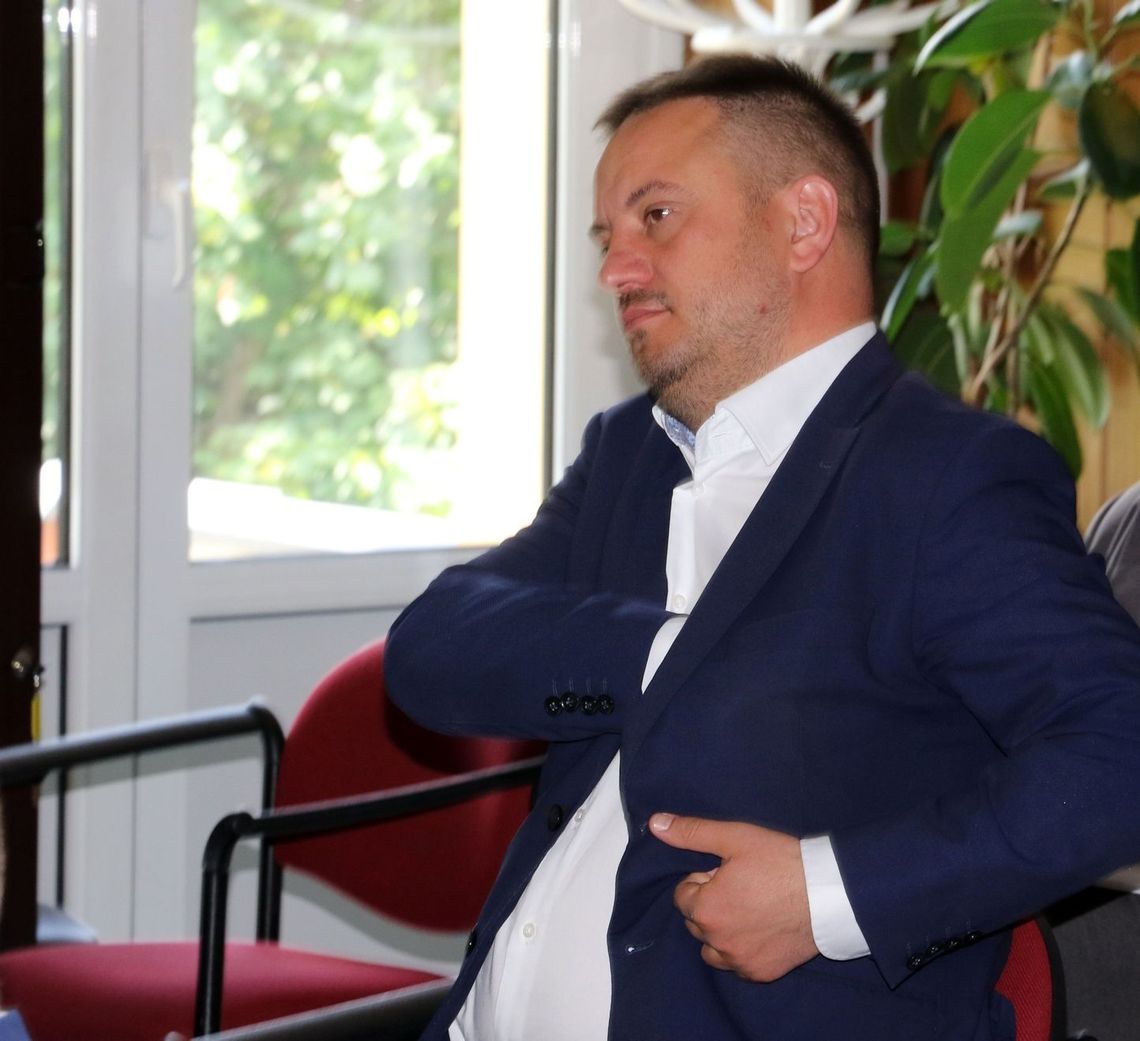 Urzędnik burmistrza wyciąga królika z kapelusza Urzędnik burmistrza wyciąga królika z kapelusza