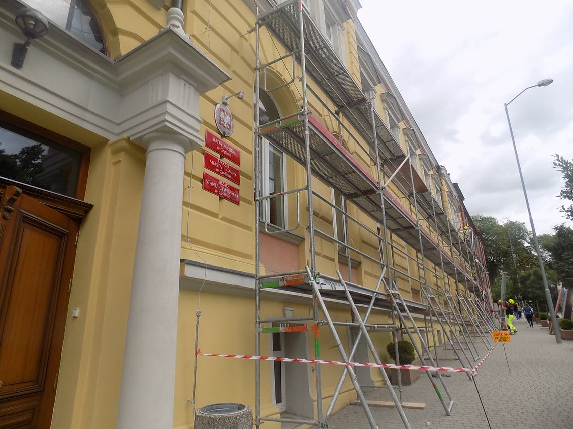 Ustawili rusztowanie. Będą łatać dziury na elewacji urzędu Ustawili rusztowanie. Będą łatać dziury na elewacji urzędu