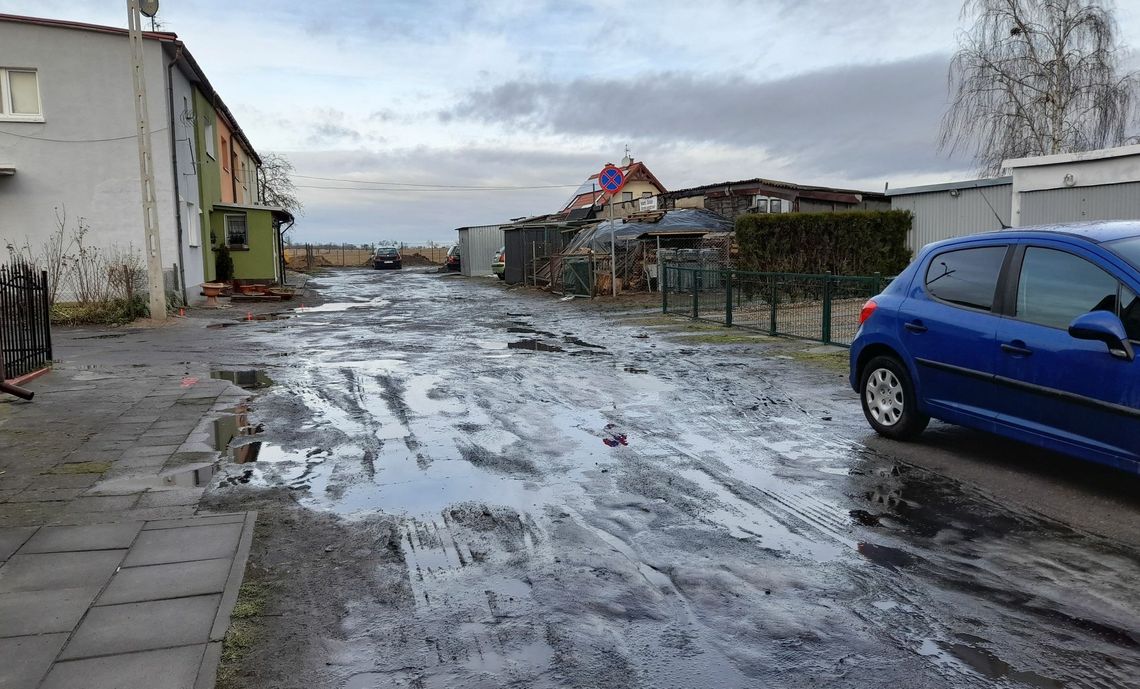 Ustawili zakaz parkowania, a drodze zapomnieli