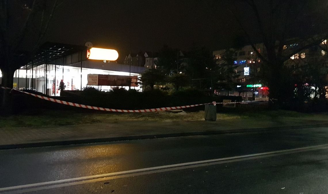 Usunęli drzewo koło Biedronki