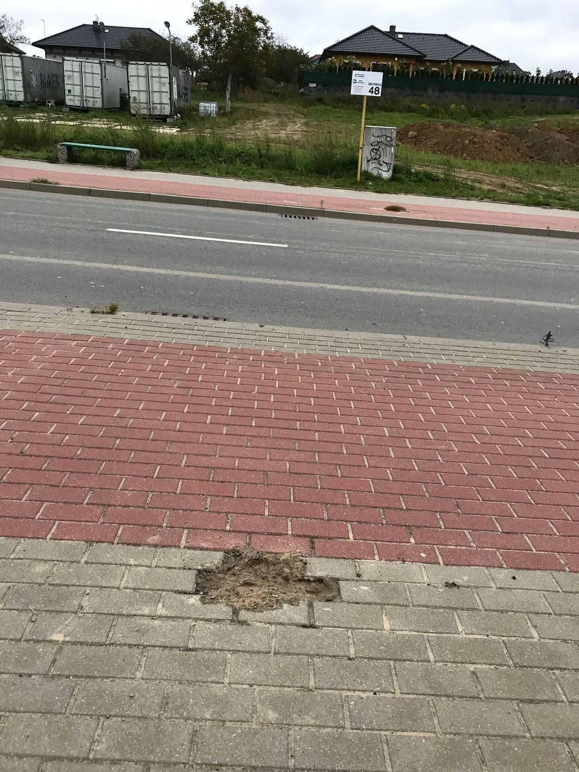 Usunęli znak, zostawili jego resztki i dziurę w chodniku