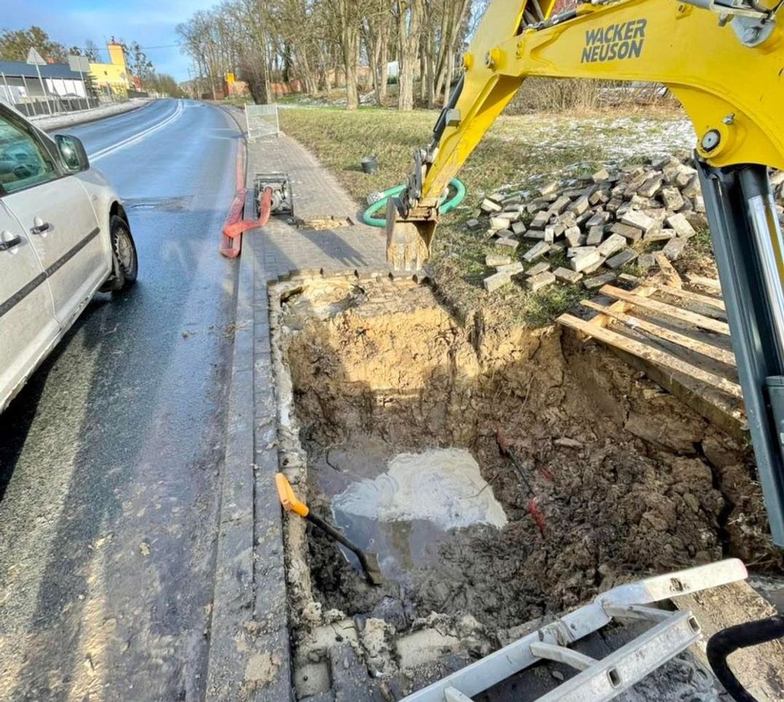 Usuwają awarię. Pas jezdni jest częściowo zajęty