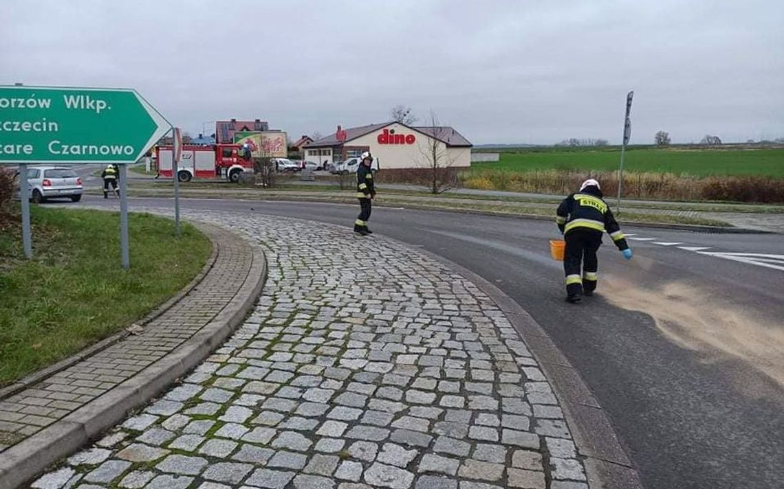 Usuwali niebezpieczną plamę na rondzie