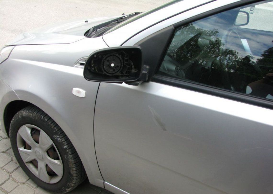 Uszkodził lusterko i odjechał Uszkodził lusterko i odjechał