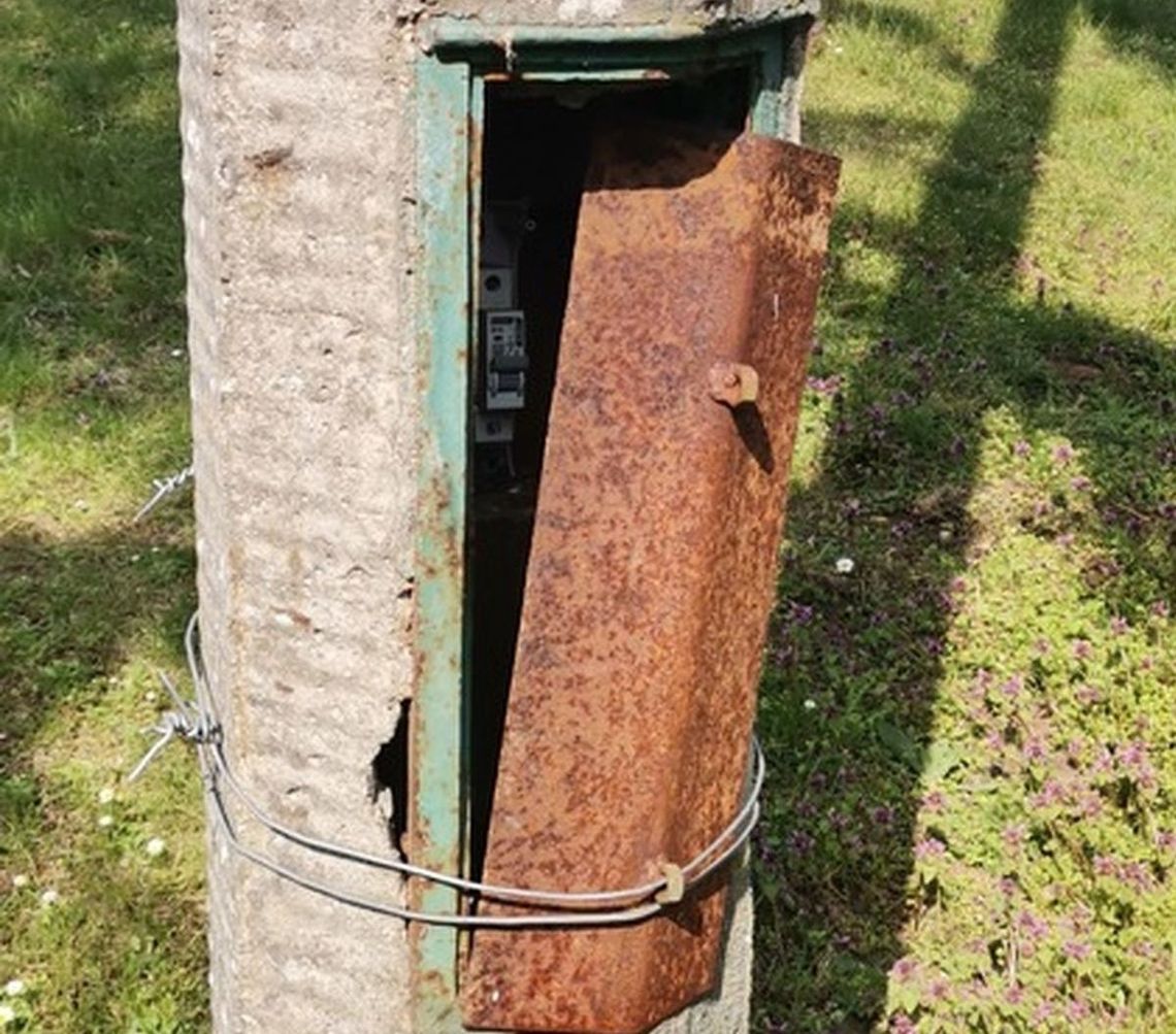 Uszkodzony słup oświetleniowy może być przyczyną tragedii Uszkodzony słup oświetleniowy może być przyczyną tragedii