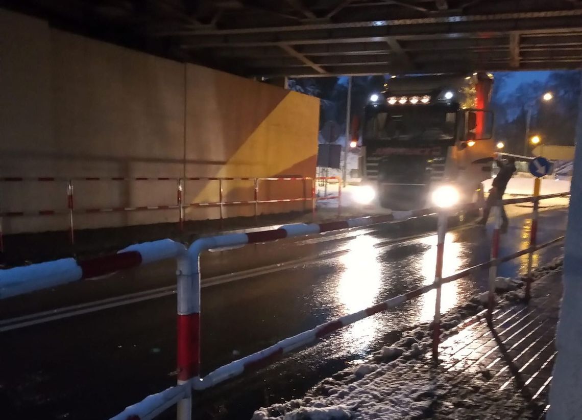 Utknął pod wiaduktem Utknął pod wiaduktem