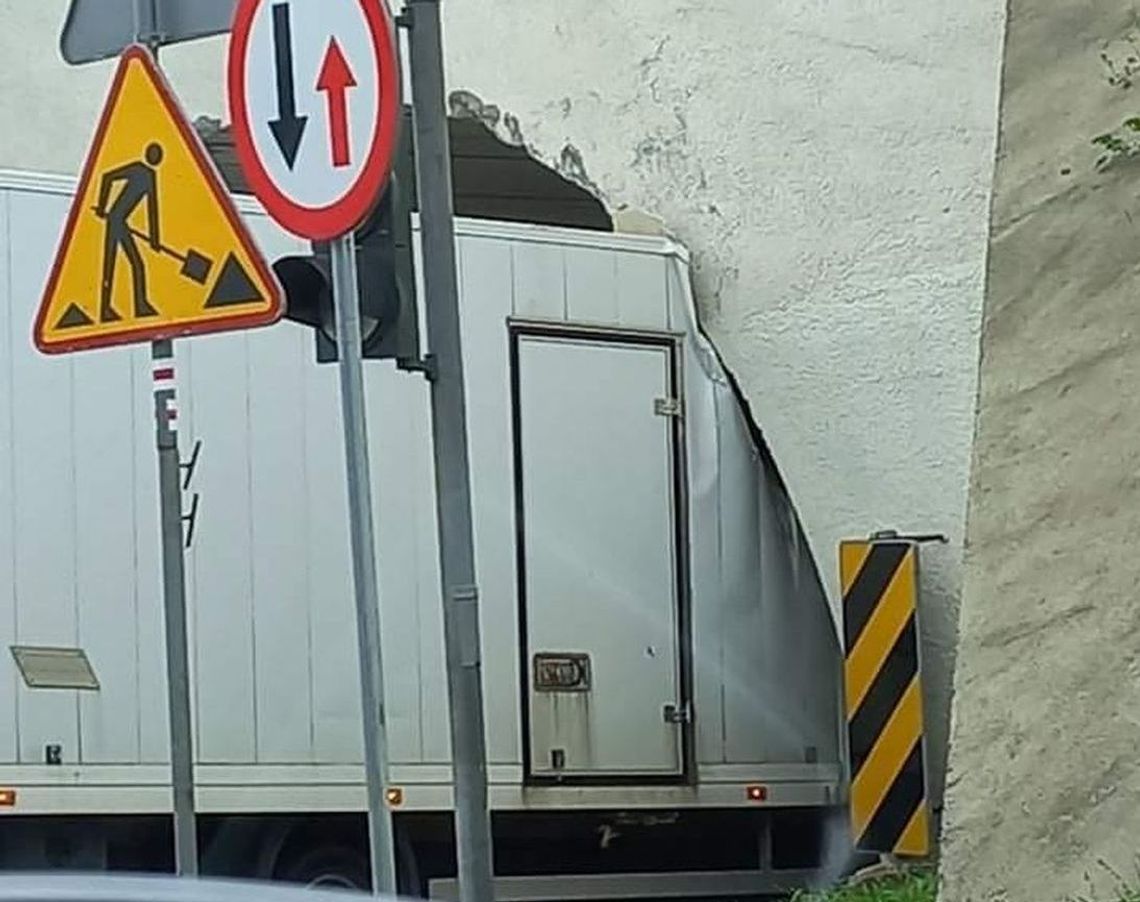 Utknął pod wiaduktem