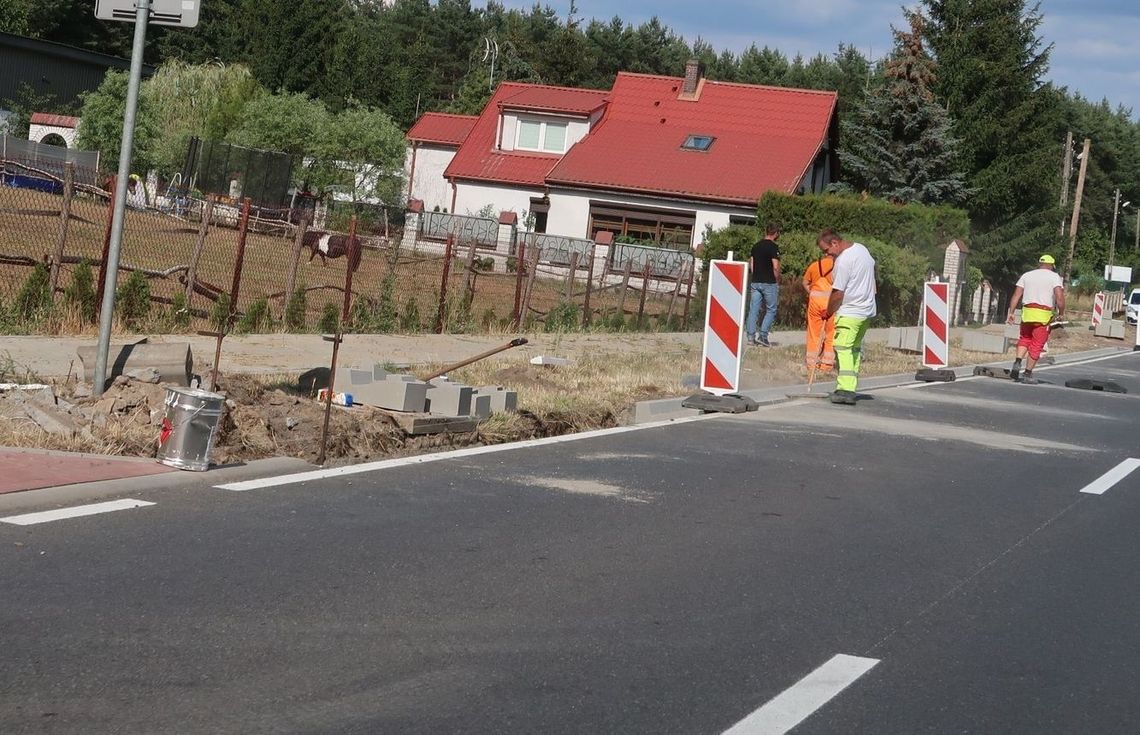 Utrudnienia na drodze krajowej. Kładą chodniki