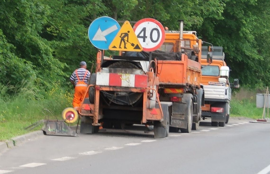 Uwaga kierowcy! Łatają drogę do elektrowni Uwaga kierowcy! Łatają drogę do elektrowni