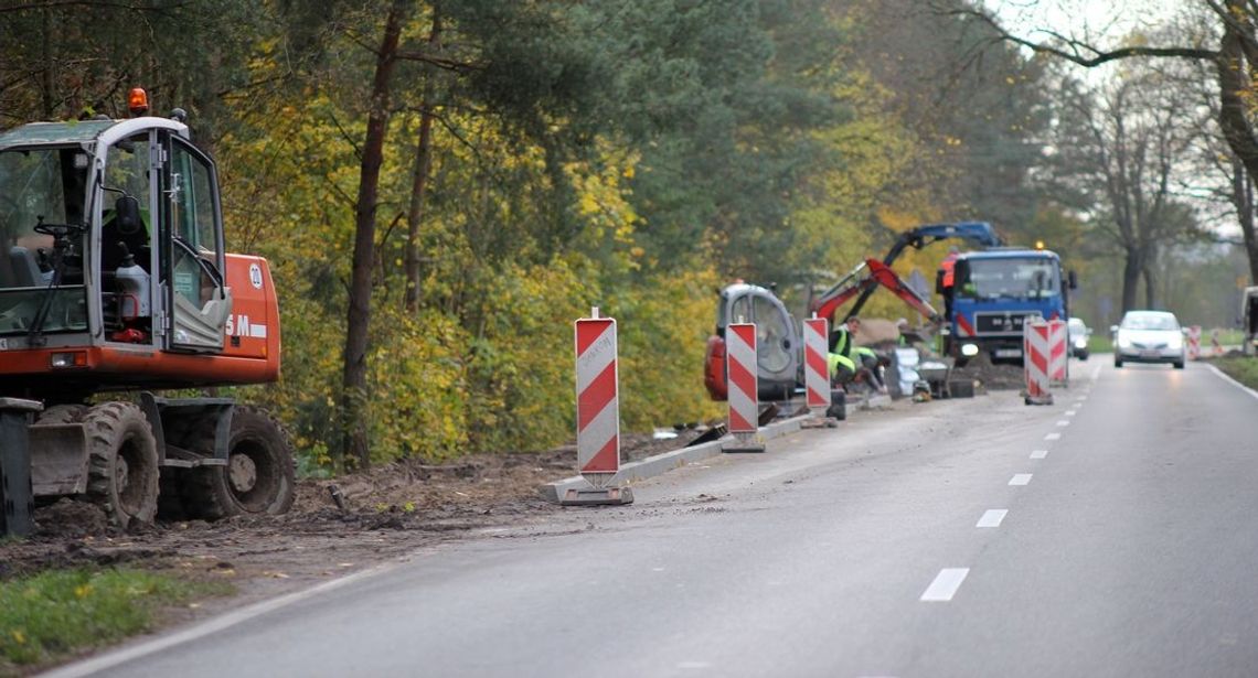 Uwaga kierowcy na drodze nr 124! Budują chodnik i zatokę autobusową Uwaga kierowcy na drodze nr 124! Budują chodnik i zatokę autobusową