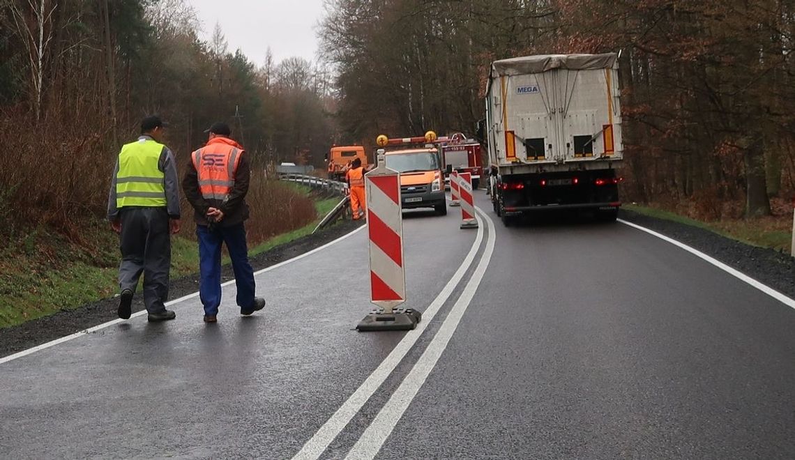 Uwaga kierowcy! Robią pobocze w niebezpiecznym miejscu
