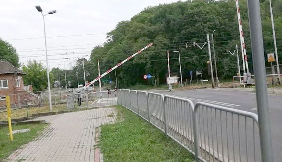 Uwaga! Możecie utknąć na torach między szlabanami! - ostrzega gryfinianka Uwaga! Możecie utknąć na torach między szlabanami! - ostrzega gryfinianka