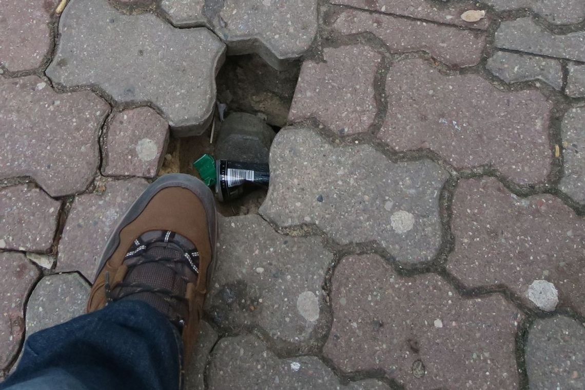 Uwaga na dziurę w chodniku, żeby przed świętami nie mieć nogi w gipsie Uwaga na dziurę w chodniku, żeby przed świętami nie mieć nogi w gipsie