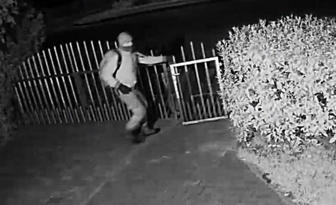 Uwaga! Nocny intruz grasuje po posiadłościach! [FOTO, WIDEO]