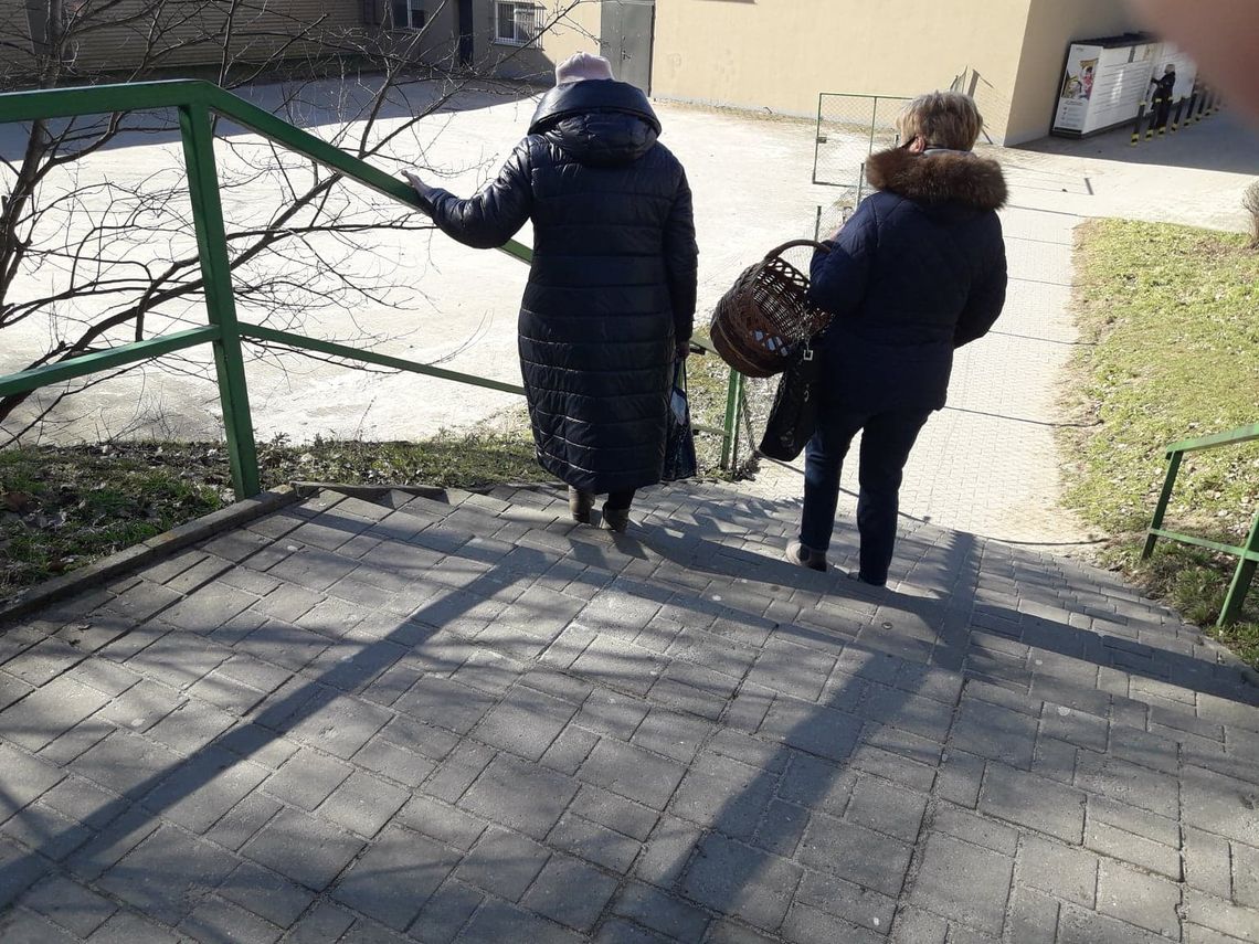 Uważajcie na schody koło Intermarche - przestrzega czytelnik Uważajcie na schody koło Intermarche - przestrzega czytelnik