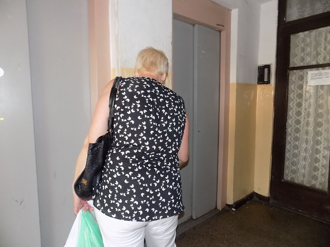 Uwięzione dzieci w windzie w wieżowcu Uwięzione dzieci w windzie w wieżowcu