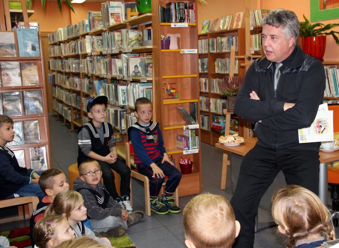 Uwodził głosem Uwodził głosem