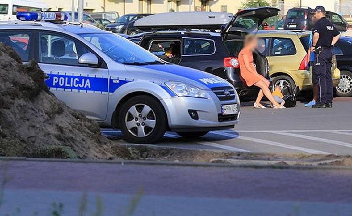 Uwolnili z zatrzaśniętego samochodu roczne dziecko Uwolnili z zatrzaśniętego samochodu roczne dziecko