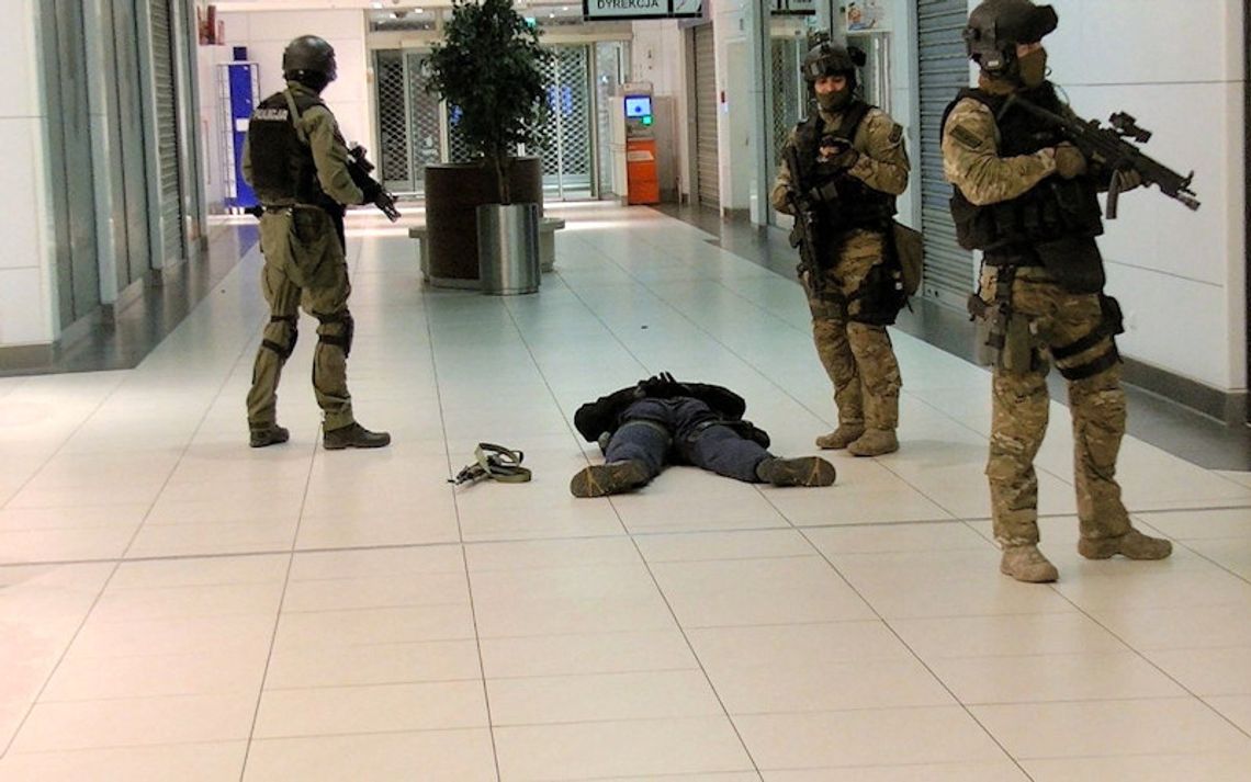 Uzbrojeni terroryści wtargnęli do centrum handlowego [wideo, foto]