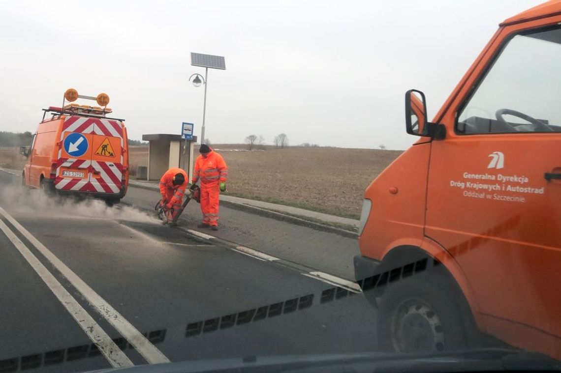 Uzupełniają ubytki na drodze Uzupełniają ubytki na drodze