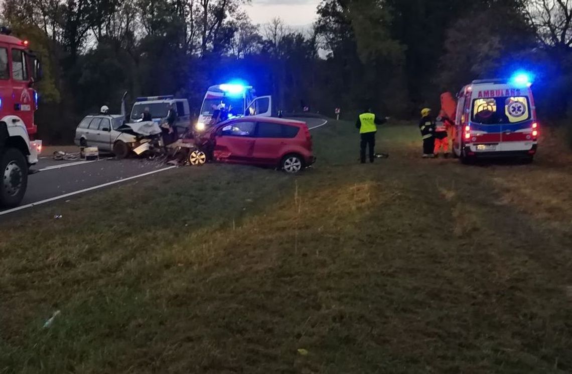 Volkswagen passat zderzył się czołowo z nissanem note. Dwie osoby w szpitalu Volkswagen passat zderzył się czołowo z nissanem note. Dwie osoby w szpitalu