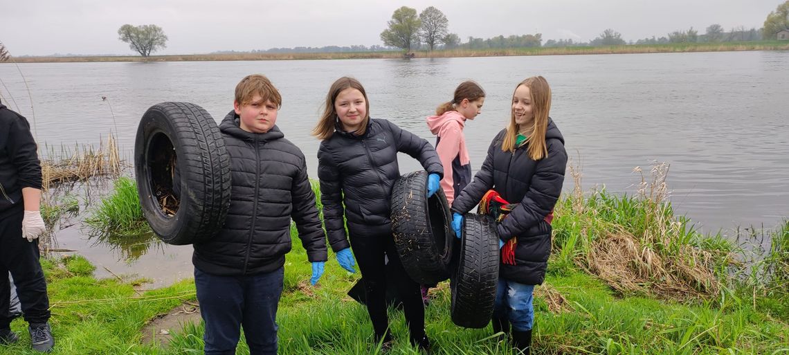 W akcji "Czysta Odra" wzięli udział strażacy i młodzież