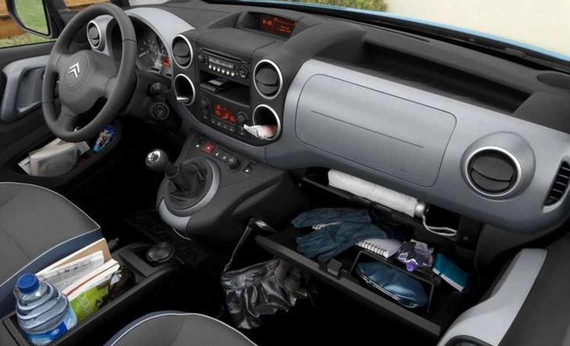 W biały dzień okradli auto na parkingu koło Laguny