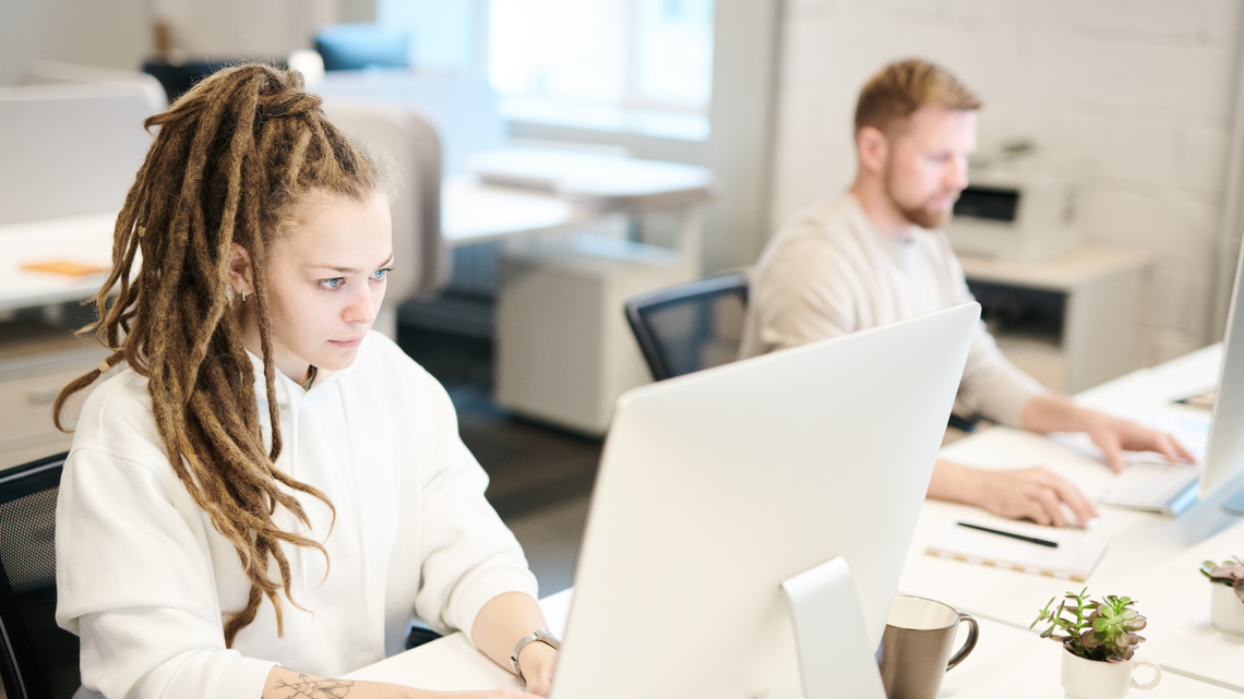 Budżetówka zarabia więcej niż pracownicy firm prywatnych. Tyle zarabia się w kraju