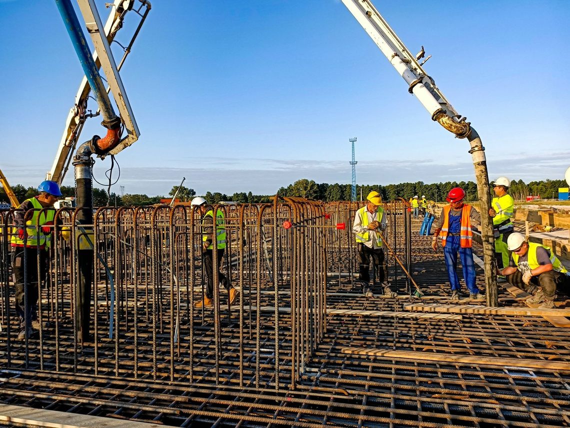 W elektrowni Dolna Odra betonowali przez 31 godzin, wykorzystując ponad 2 tysiące m3 betonu