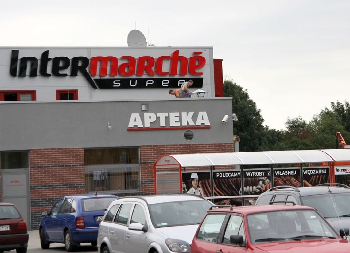 W Intermarche kradli papierosy i włączył się alarm