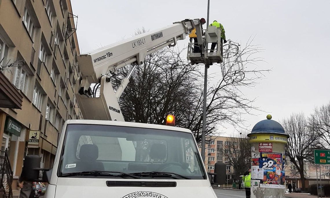 W lutym zdejmują świąteczne lampki i stroiki W lutym zdejmują świąteczne lampki i stroiki
