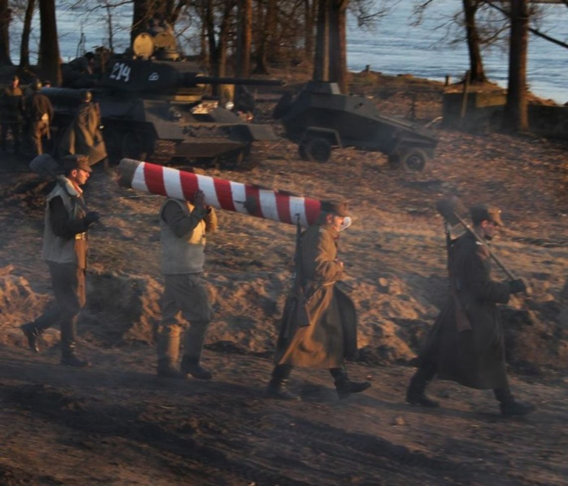 W miejscu, gdzie wkopano pierwszy słup W miejscu, gdzie wkopano pierwszy słup