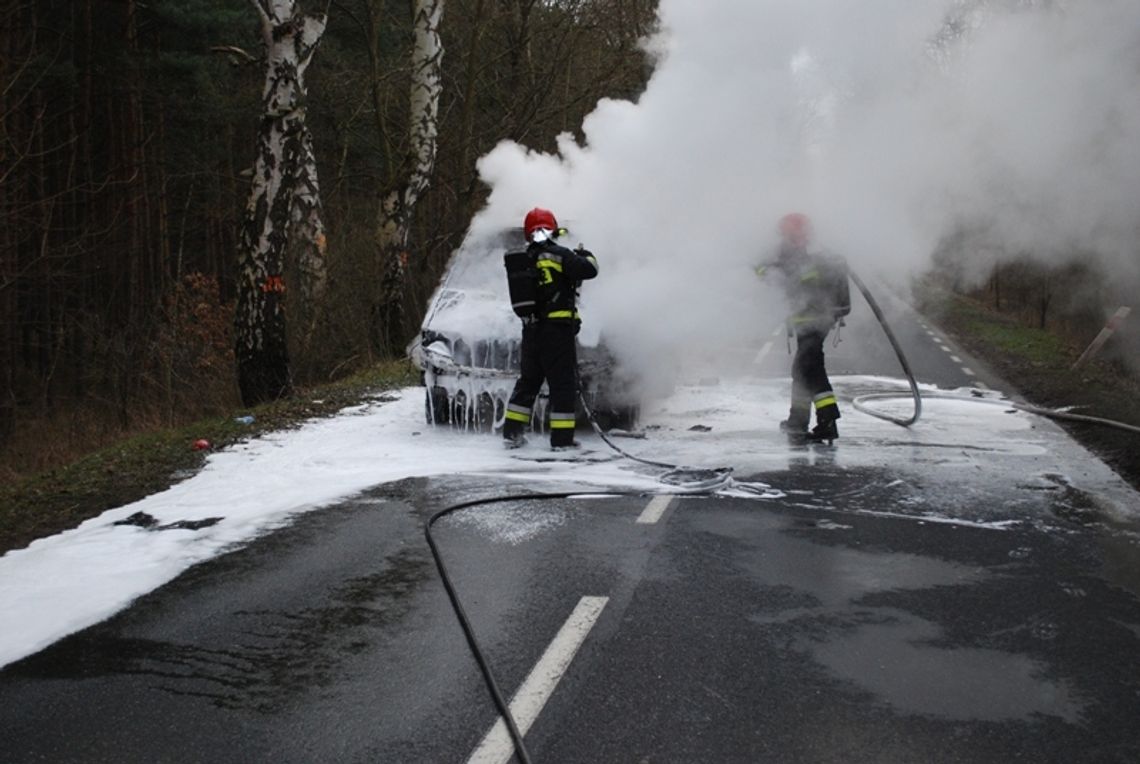 W nocy podnosili audi A4, które wcześniej dachowało. Inne wypadki i kolizje