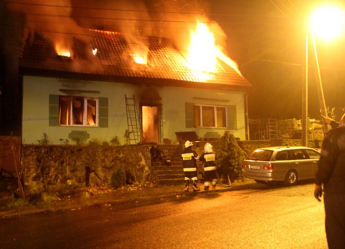 W nocy spłonął budynek jednorodzinny W nocy spłonął budynek jednorodzinny