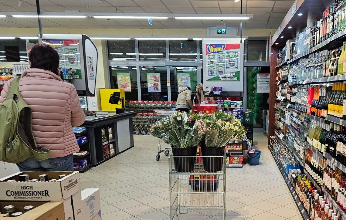 W nowym sklepie Dino. Zobacz, jak wygląda na zewnątrz i w środku [FILM]