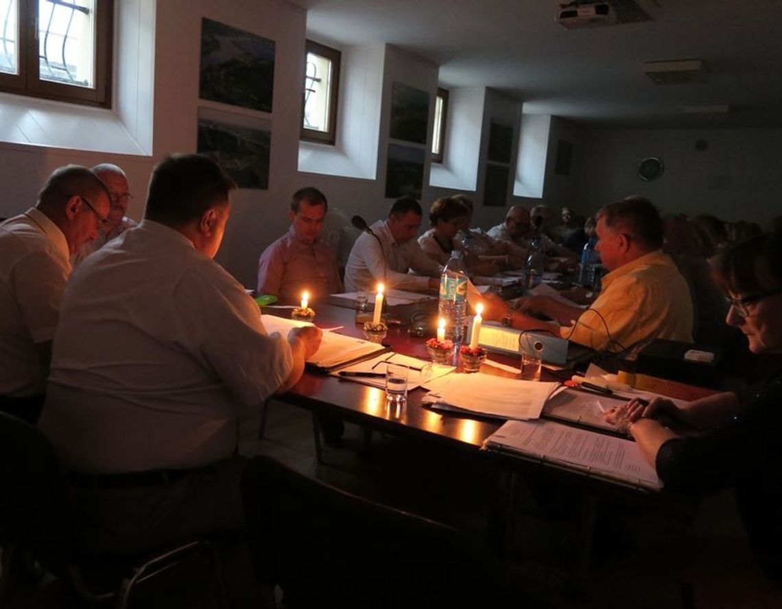 W piwnicy siedzieli przy świecach W piwnicy siedzieli przy świecach