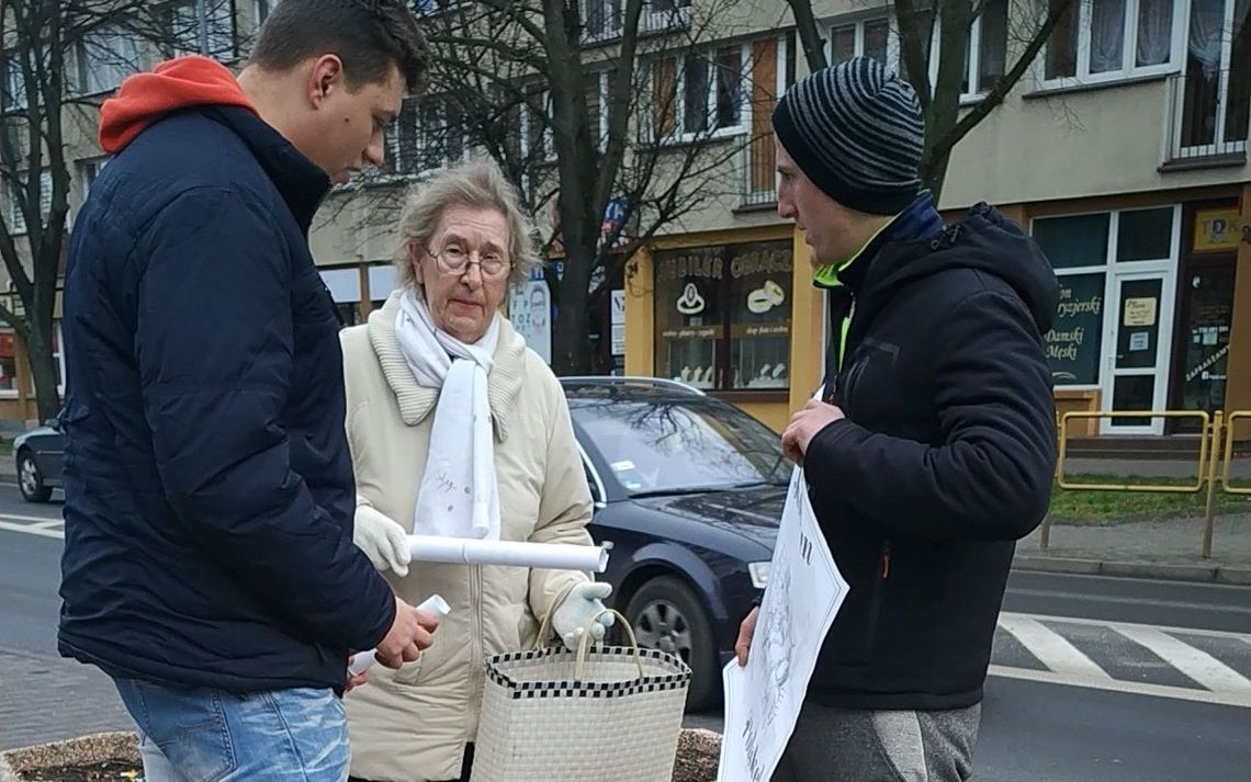 W ramach akcji "Kocham Polskę" rozdawali plakaty i rozmawiali z mieszkańcami