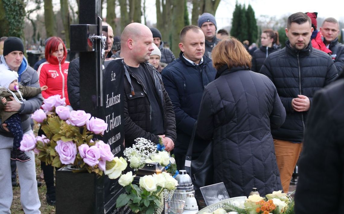 W rocznicę śmierci polskiego kierowcy, który zginął w zamachu terrorystycznym w Berlinie, spotkali się na cmentarzu [FILMY]