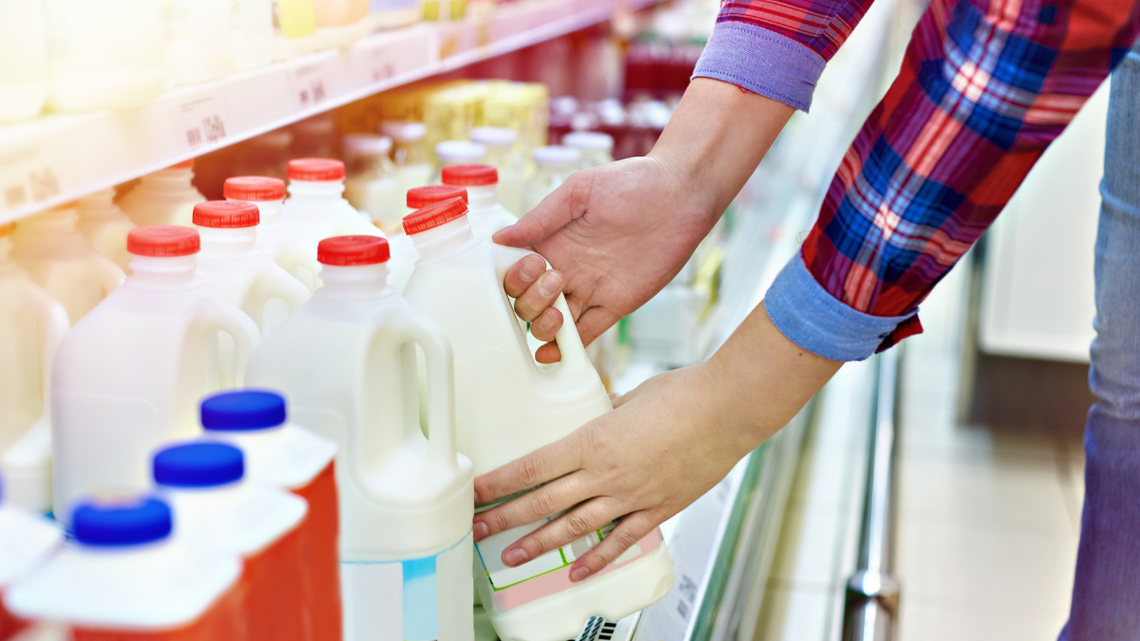 Taniej jest w sklepach, a to dowód, że inflacja jest coraz mniejsza. Co staniało. a co jest droższe?