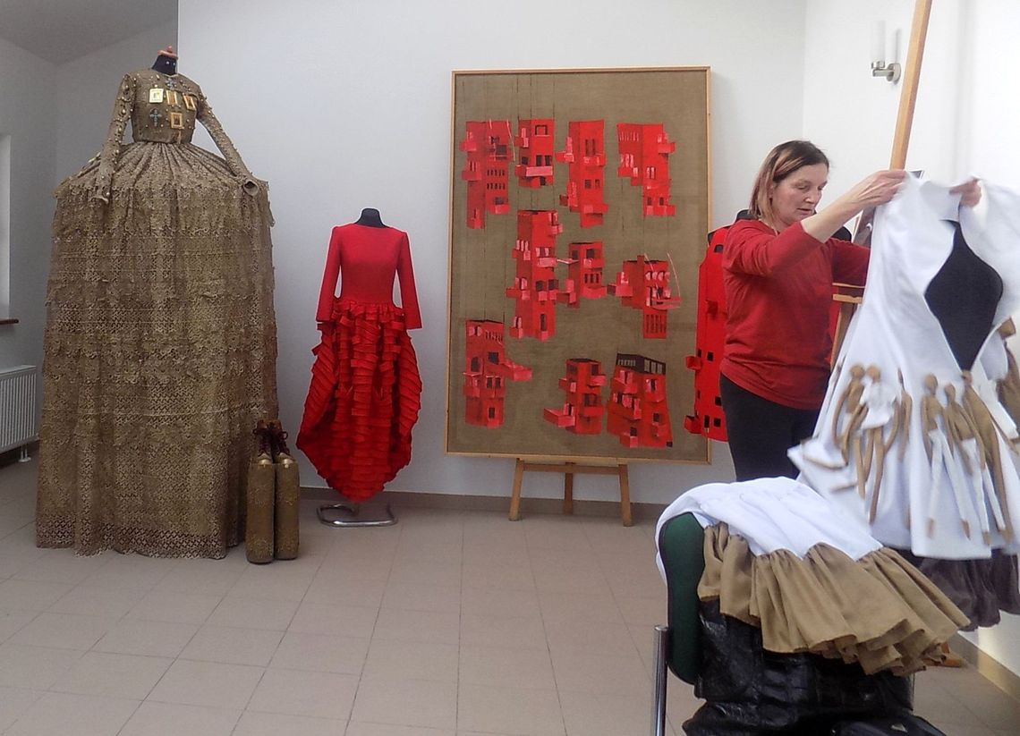 W słynnych sukniach zaklęta sztuka. Wystawa na nabrzeżu W słynnych sukniach zaklęta sztuka. Wystawa na nabrzeżu