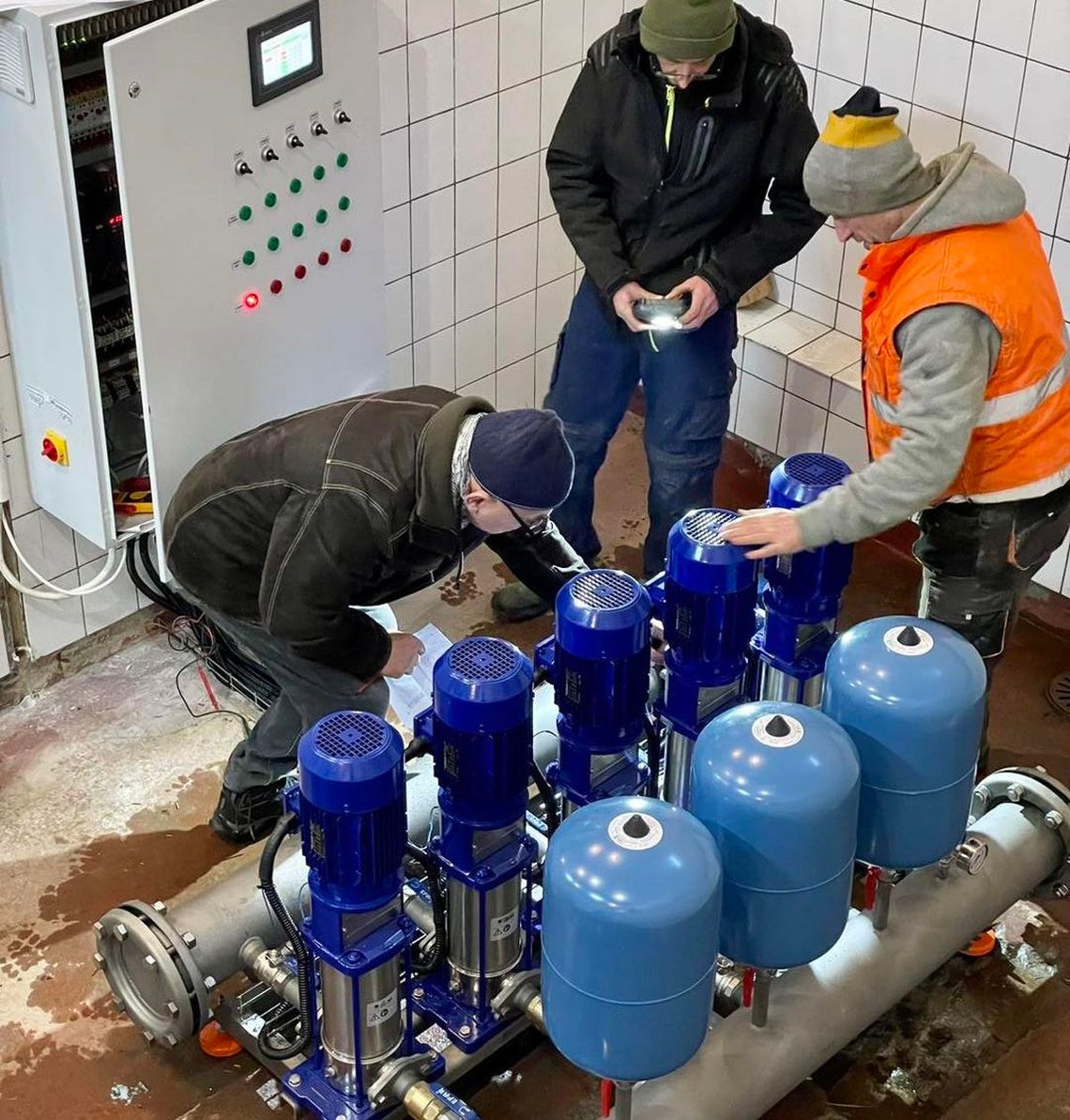 W stacji uzdatniania wody musieli wymienić hydrofor W stacji uzdatniania wody musieli wymienić hydrofor