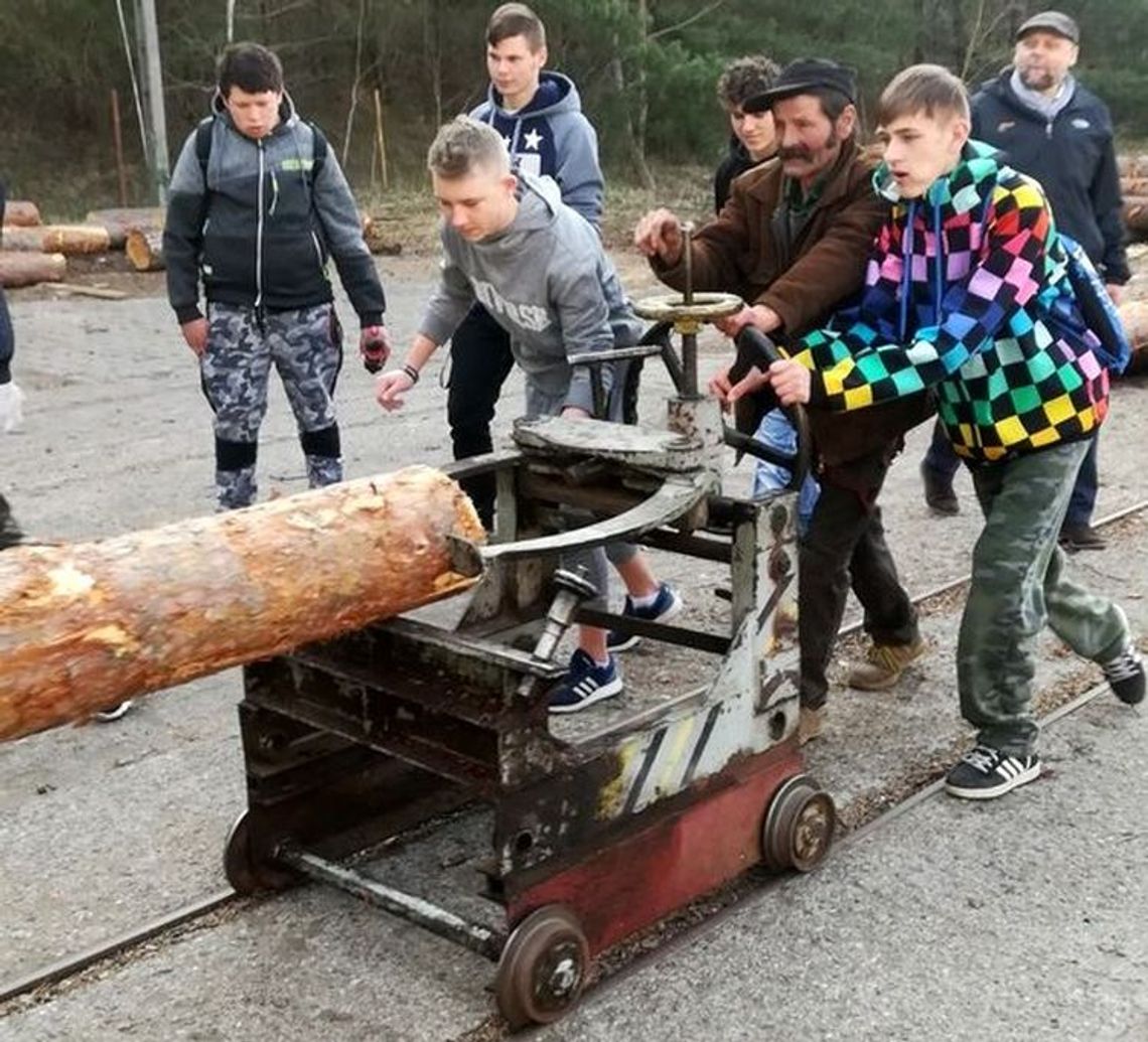 W stolarni z drewna wyczarowują meble, drzwi i okna W stolarni z drewna wyczarowują meble, drzwi i okna