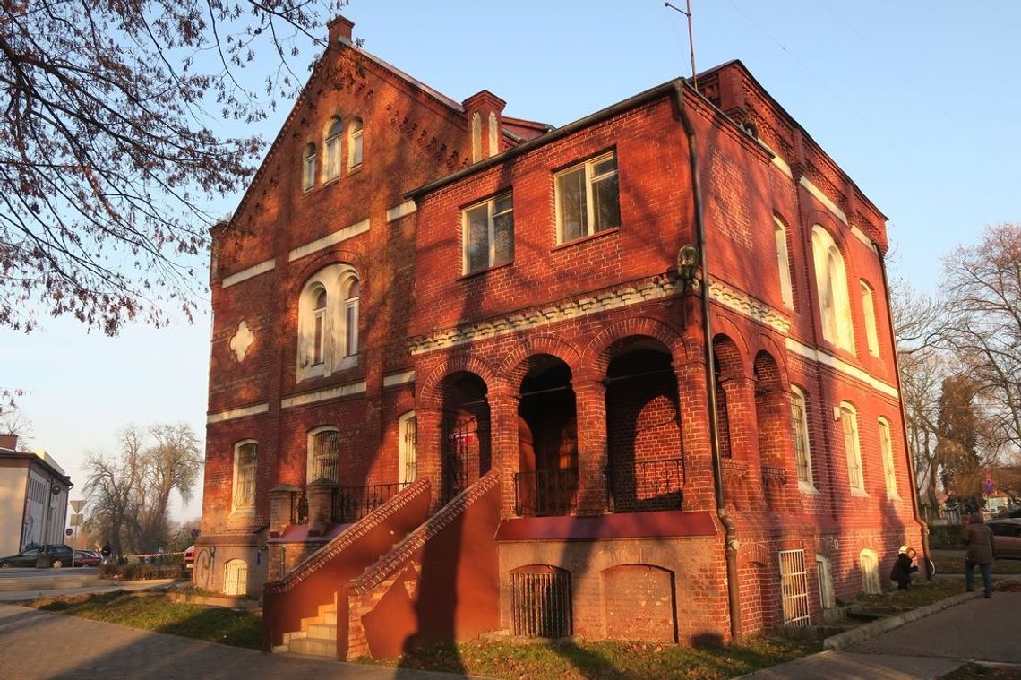 W tym budynku stukało, pukało i nic się burmistrzowi nie układało W tym budynku stukało, pukało i nic się burmistrzowi nie układało