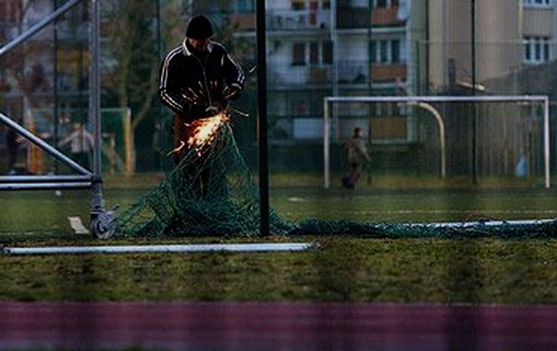 Wandal podpalił pilkochwyty przy szkole