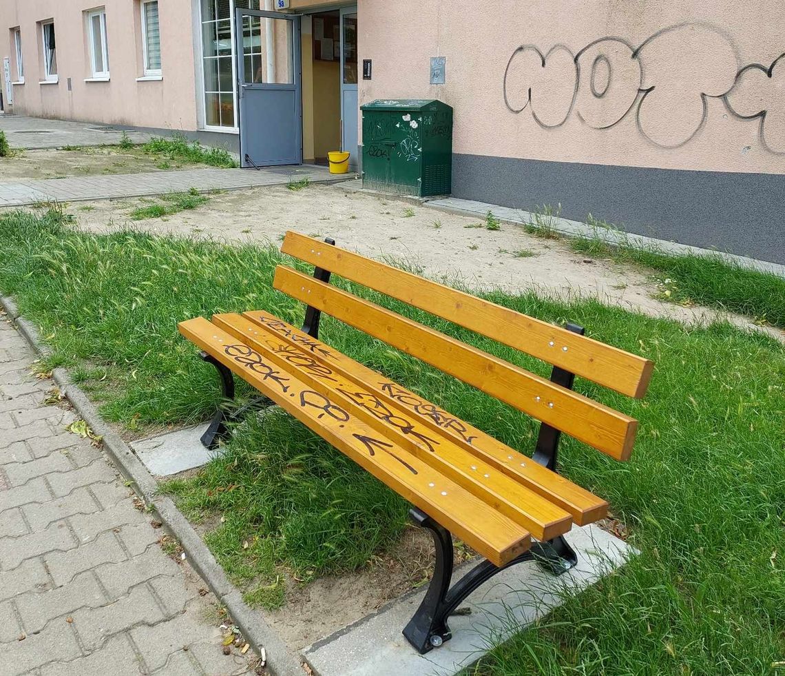 Wandale w akcji. Zniszczyli nowe ławki