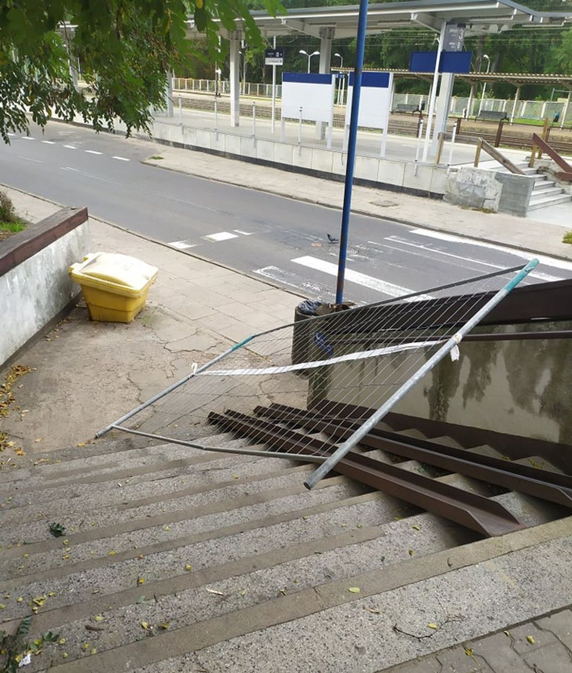 Wandale wyrwali ogrodzenie zabezpieczające prace budowlane Wandale wyrwali ogrodzenie zabezpieczające prace budowlane