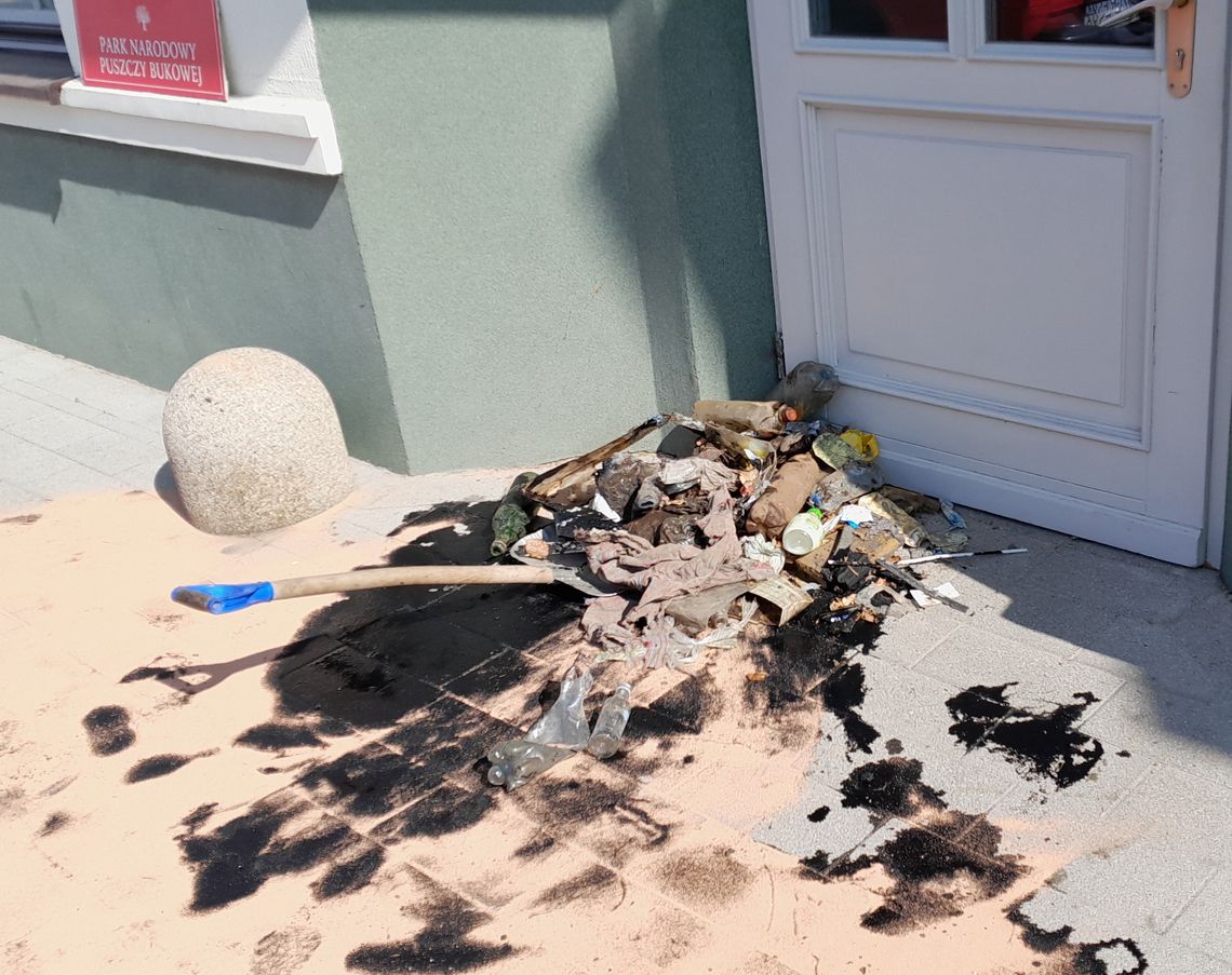 Wandalizm przed siedzibą Nadleśnictwa Gryfino. Eskalacja sporu o Puszczę Bukową? Wandalizm przed siedzibą Nadleśnictwa Gryfino. Eskalacja sporu o Puszczę Bukową?