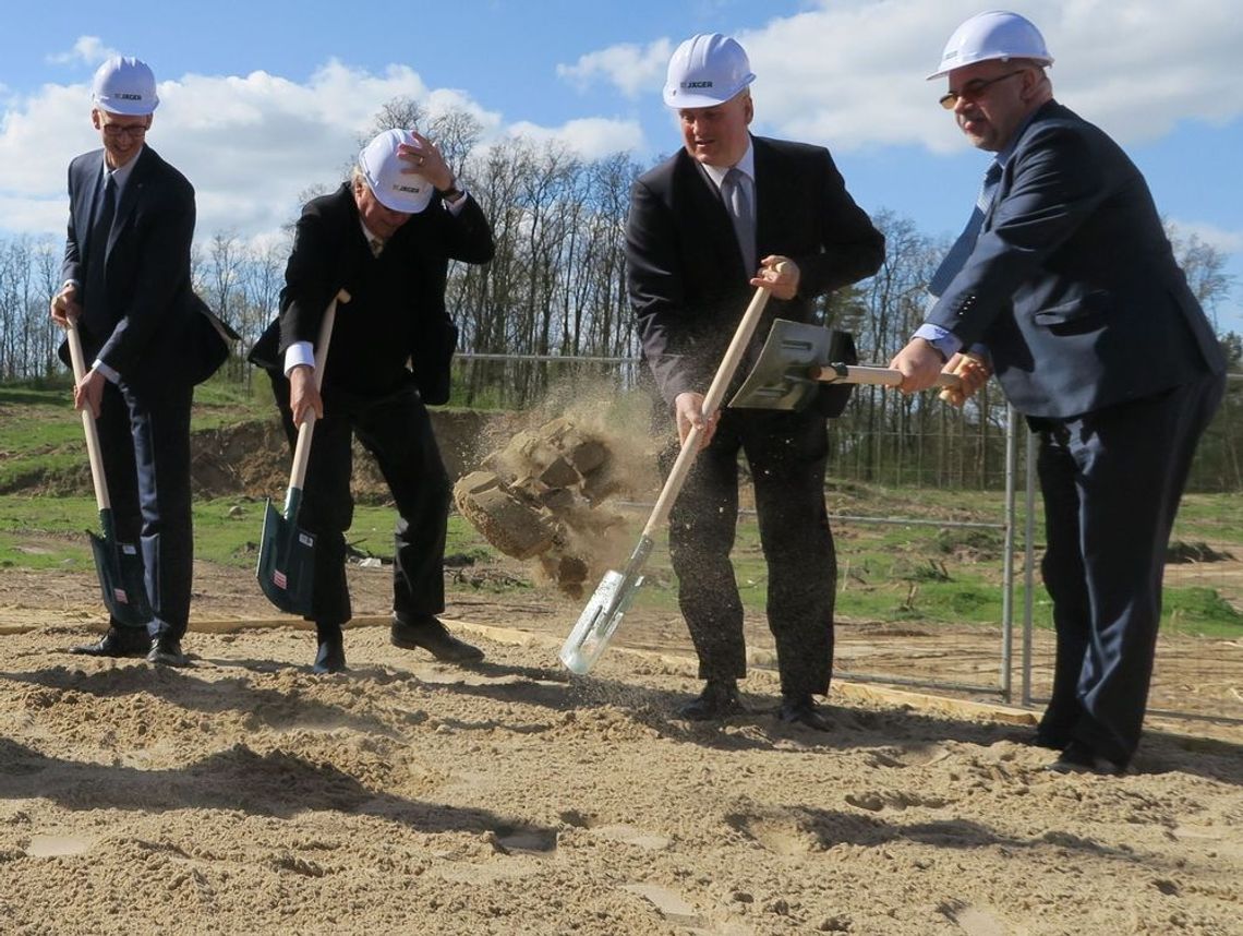 Wbicie pierwszej łopaty pod budowę nowego zakładu produkcyjnego Jägera Wbicie pierwszej łopaty pod budowę nowego zakładu produkcyjnego Jägera