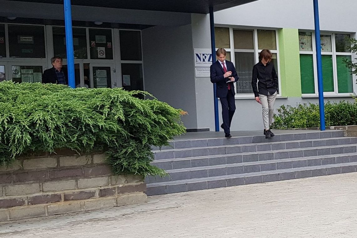 Wczoraj polski, a dziś matematyka. Ósmoklasiści piszą egzaminy Wczoraj polski, a dziś matematyka. Ósmoklasiści piszą egzaminy
